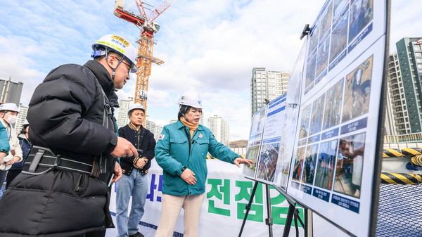 ▲ 신계용 과천시장 해빙기 대비 건설현장 안전점검 실시 모습.