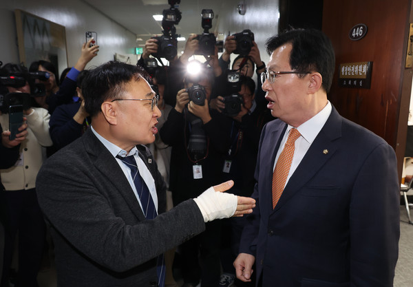 ▲ 행안위 정회 후에도 설전 이어가는 이광희-이만희 의원. /뉴시스