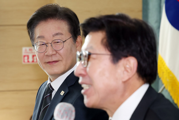 ▲ 이재명 더불어민주당 대표가 6일 부산 강서구 부산항만공사 부산신항지사 부산항 홍보관을 방문, 박형준 부산시장의 발언을 경청하고 있다. 이 자리에서 이 대표는 북극항로 개척사업 시급성을 강조한 반면 박 시장은 글로벌허브도시특별법 등 지역 현안 해결을 당부하는 등 부산 현안을 놓고 견해 차이를 보였다. /뉴시스