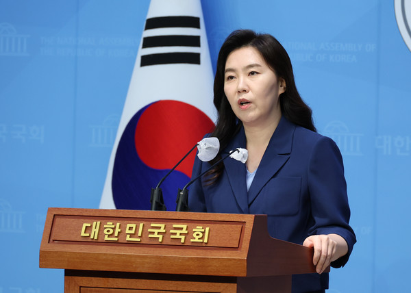 ▲ 강유정 더불어민주당 원내대변인이 지난 6월 서울 여의도 국회 소통관에서 국민의힘 상임위 거부 및 대법관 후보 발표 관련 브리핑을 하고 있다. /뉴시스