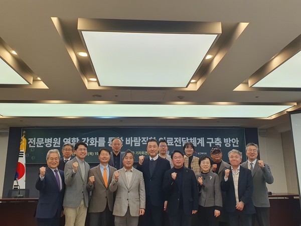 ▲ 한국의학바이오기자협회와 대한전문병원협회는 6일 서울 중구 한국프레스센터 19층에서 '전문병원 역할 강화를 통한 바람직한 의료전달체계 구축 방안' 토론회를 열고 지난달 10일부터 23일까지 20세 이상 성인 1049명을 대상으로 실시한 ‘전문병원 역할 대국민 설문조사’ 결과를 발표했다. (사진= 한국의학바이오기자협회 제공) /뉴시스
