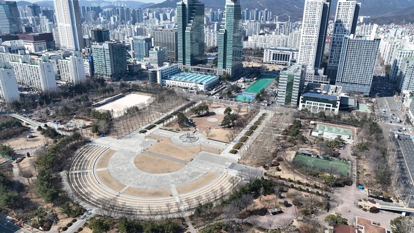 ▲ 안양시 드론으로 촬영한 평촌중앙공원 및 시청 전경.