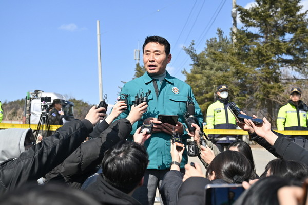 ▲ 백영현 포천시장이 전투기 포탄 사고 관련 기자회견서 질문에 답하고 있다.