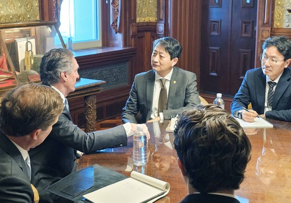 ▲ 안덕근 산업통상자원부 장관은 지난달 28일(현지시간)미국 워싱턴 D.C. 백악관에서 더그 버검(Doug Burgum) 백악관 국가에너지위원회 위원장 겸 내무부 장관과 면담을 가졌다. /뉴시스