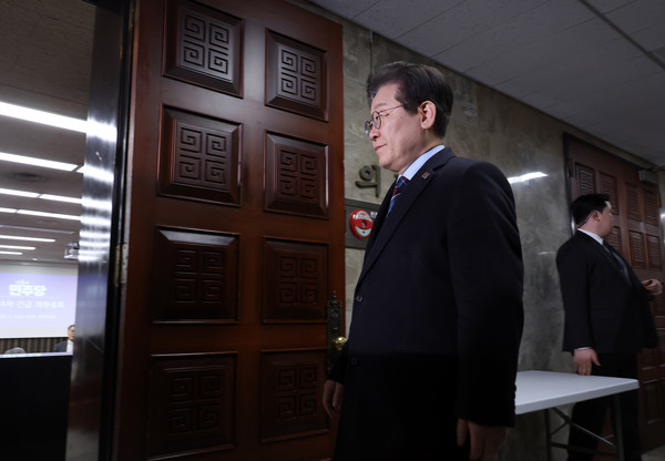 ▲ 의원총회장 향하는 이재명 대표. /뉴시스