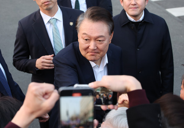▲ 인사 나누는 윤석열 대통령. /뉴시스