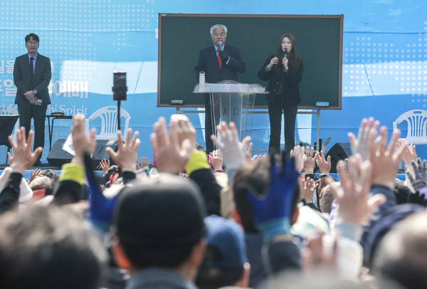 ▲ 전광훈 사랑제일교회 목사가 9일 서울 용산구 한남동 대통령 관저 인근에서 열린 사랑제일교회 전국 주일예배에서 설교를 하고 있다. /뉴시스