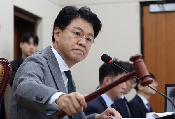 ▲ 장제원 전 과학기술정보방송통신위원회 위원장이 지난 2023년 12월18일 오전 서울 여의도 국회에서 열린 과학기술정보방송통신위원회 전체회의에서 의사봉을 두드리고 있다. /뉴시스