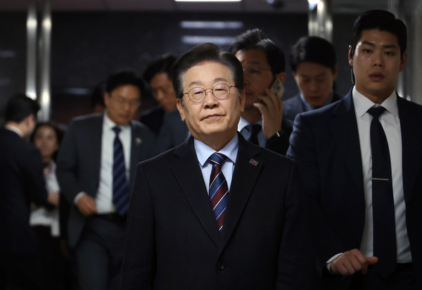 ▲ 의원총회장 향하는 이재명 대표. /뉴시스