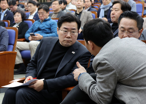 ▲ 논의하는 박찬대 원내대표. /뉴시스