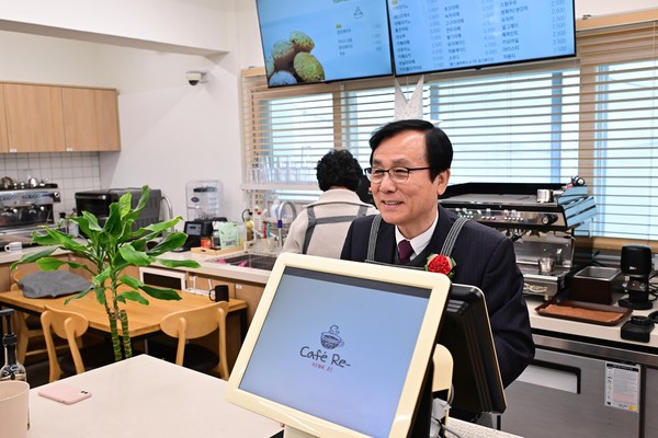 ▲ 마포시니어클럽에서 운영 중인 카페 리에 방문한 강석주 특별위원장.