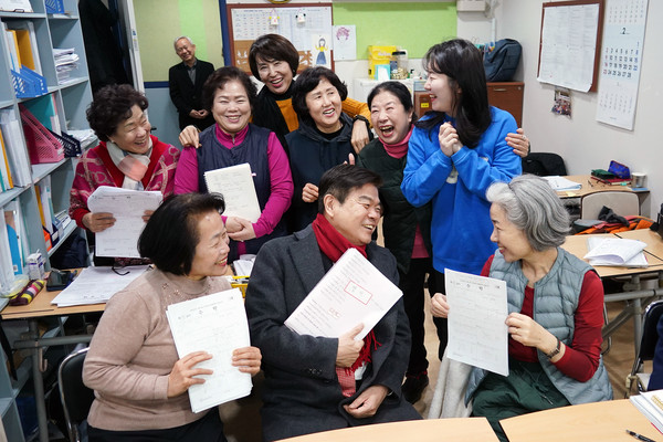 ▲ 상록야학 학생들과 담소 나누며 활짝 웃고 있는 이필형 동대문구청장(사진 가운데)와 이원경 주무관(오른쪽 두 번째).