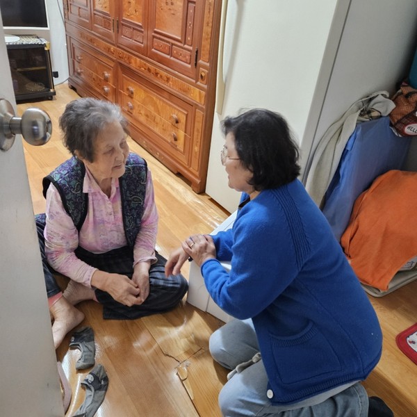 ▲ 우리동네돌봄단 가정방문 모습.