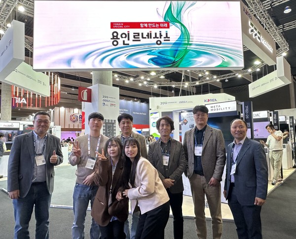 ▲ MWC 2025 용인특례시관 참가 기업 관계자 단체사진.