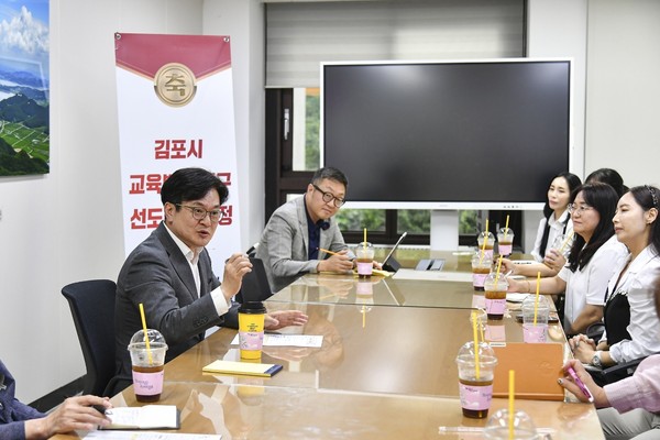▲ 김병수 시장이 학부모들과 교육에 대해 소통하고 있다.