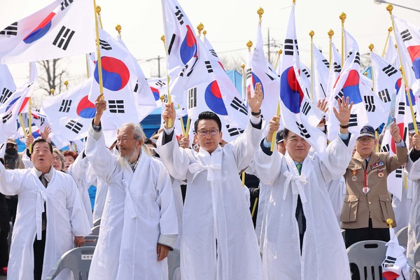 ▲ ‘평택 3·1독립만세운동 제106주년 기념식’에서 만세삼창하는 평택시의회 강정구 의장.