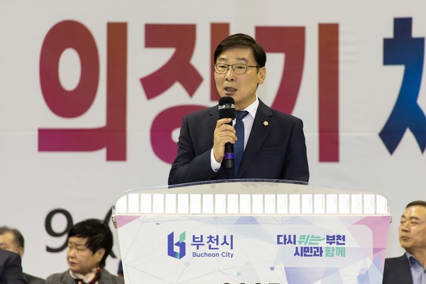 ▲ 김병전 의장이 '부천시의회 의장기 체육대회 종합개회식'에서 선수들을 응원하고 있다.
