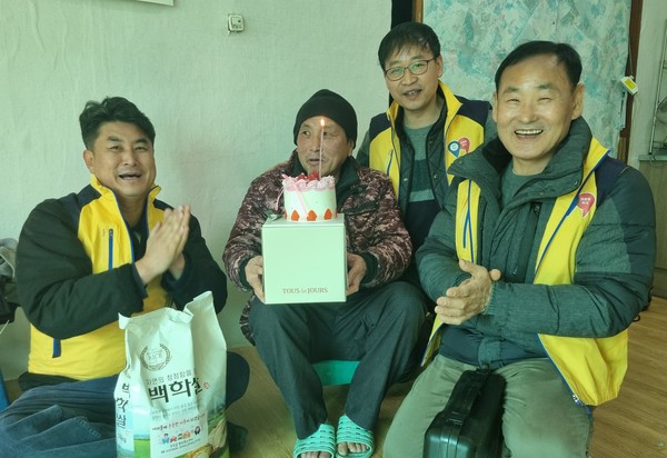 ▲ 연천군 전곡읍지역사회보장협의체가 관내 고위험 가구 일촌맺기 대상자에게 생일 케이크를 전달하고 있다.