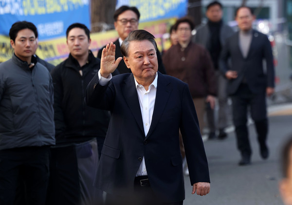 ▲ 석방된 윤석열 대통령, 지지자들에게 인사하는 모습. /뉴시스