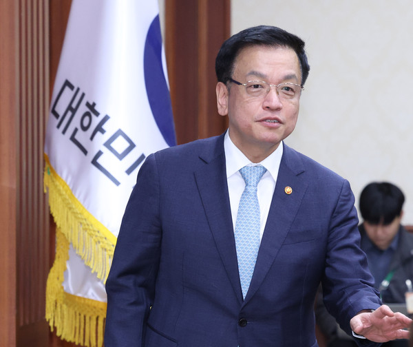▲ 민생경제점검회의 입장하는 최상목 대통령 권한대행. /뉴시스