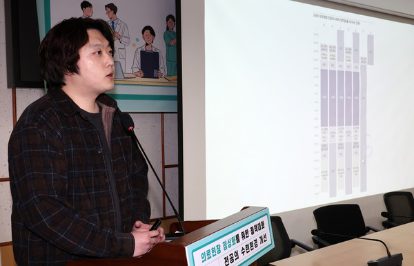 ▲ 박단 대한전공의협의회 비상대책위원장 이 10일 오전 서울 여의도 국회에서 열린 의료현장 정상화를 위한 정책 토론회에서 전공의 수련 환경 문제와 개선 방향을 주제로 발표하고 있다. /뉴시스
