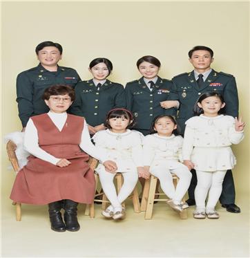 ▲ 가족 사진을 촬영하는 신자경 상사 남매와 배우자 강명진 7급(前 육군 상사) (뒤쪽 좌측부터 신영식 중사, 신묘희 중사, 신자경 상사, 강명진 7급).