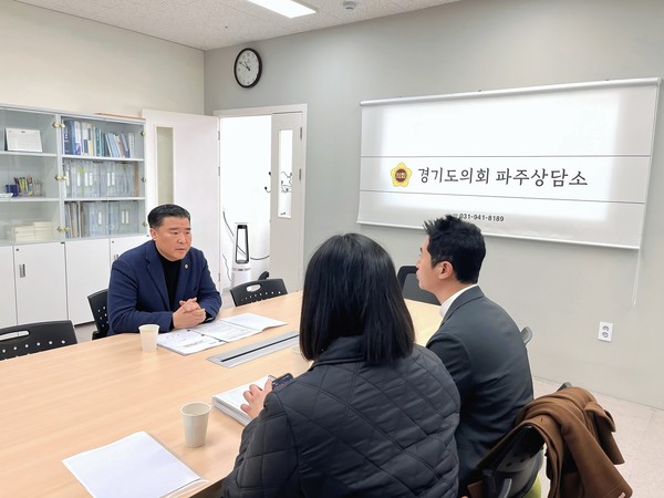 ▲ 이한국 의원이 북부청사 경기평화광장 사업 운영추진계획을 보고 받고 있다.