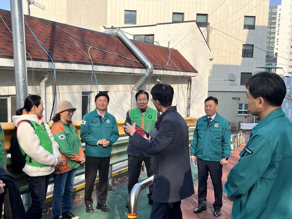▲ 조용익 시장이 지역 주민들과 급경사지에서 안전점검에 대한 설명을 듣고 있다.
