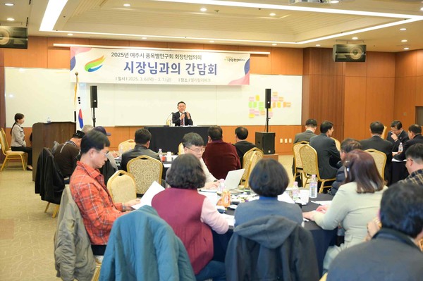 ▲ 이충우 여주시장과 여주시 품목별연구회 회장단이 간담회에서 소통하고 있다.