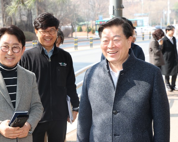 ▲ 박승원 광명시장이 소하2동을 방문해 시민들과 소통하고 있다.