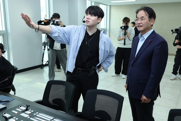 ▲ 이동환 고양특례시장이 스튜디오 방송시스템에 대한 설명을 듣고 있다.