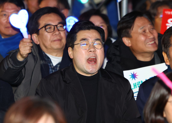 ▲ 尹 파면 촉구 집회 참석한 박찬대 원내대표. /뉴시스