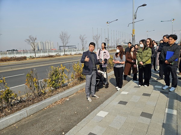 ▲ 양지초교 통학로 안전 점검 실시 모습.