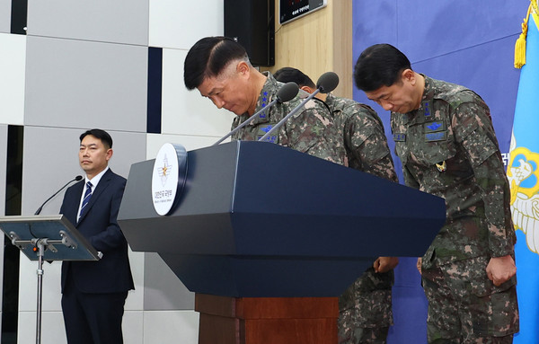 ▲ 고개 숙인 이영수 공군참모총장. /뉴시스
