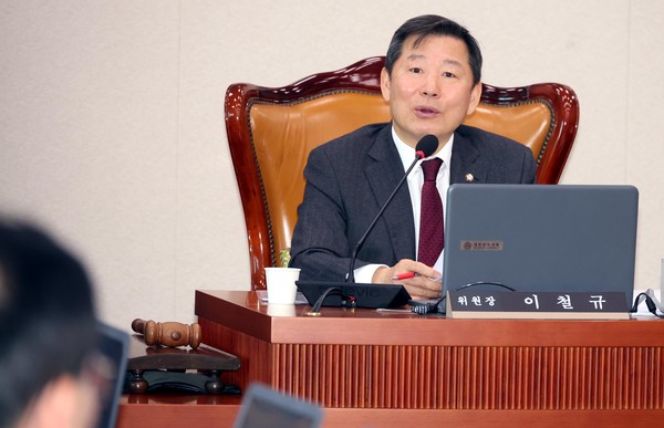▲ 이철규 국회 산자위 위원장이 19일 오전 서울 여의도 국회에서 열린 산업통상자원중소벤처기업위원회 전체회의에서 발언을 하고 있다. /뉴시스