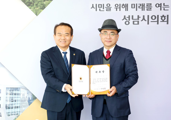 ▲ 이덕수 성남시의회 의장(왼쪽)과 박형규 한경국립대학교 공공정책대학원 객원교수(오른쪽).