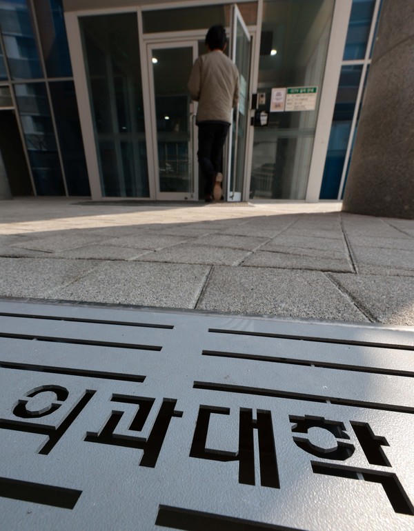 ▲ 정부가 의대생 전원 복귀를 전제로 내년도 의대 정원을 증원 전인 3058명으로 되돌리는 방안을 발표한 10일 서울의 한 대학병원 의과대학 앞으로 시민들이 지나가고 있다. /뉴시스