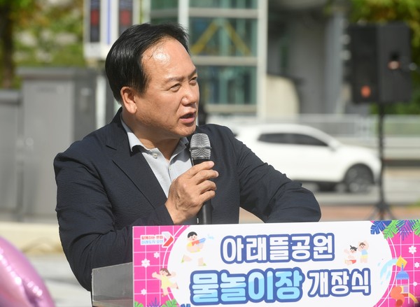 ▲ 이권재 오산시장이 지난 2024년 7월 27일 아래뜰공원 물놀이장 개장식에서 축사를 하고 있다.