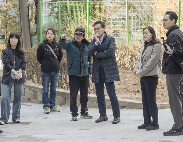 ▲ 3월 10일, 계남공원 진입로 민원사항을 경청하고 있는 이기재 양천구청장.