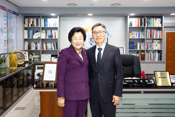 ▲ 김경희 이천시장(왼쪽)과 장준화 국군복지단장(오른쪽).