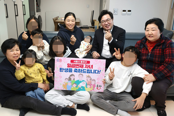 ▲ 박일하 동작구청장이 지난 2월 7남매 다자녀 가정을 방문하고 기념사진을 촬영하고 있다.