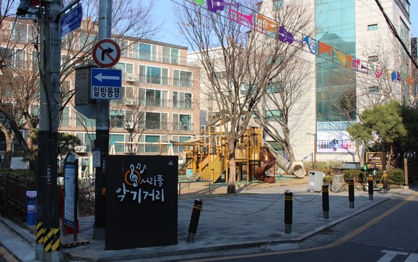 ▲ 간판개선사업이 진행될 ‘서리풀 악기거리’ 일대 모습.
