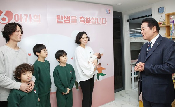 ▲ 최대호 안양시장이 지난 2월 19일 만안구 안양9동의 여섯째아 출산가정을 방문해 축하하고 있다.
