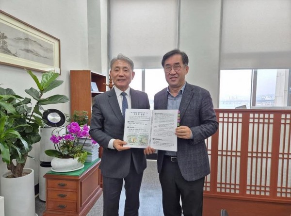 ▲ 윤환 계양구청장, 맹성규 국토교통위원장과 지역 현안 면담 후 기념촬영 모습.