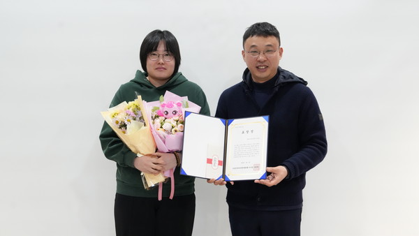 ▲ 수원시미디어센터, 2024 지역미디어센터 우수사례 최우수상 수상 기념사진.