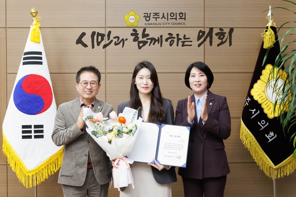 ▲ (왼쪽부터) 허경행 의장, 정현지 주무관, 이은채 의원.