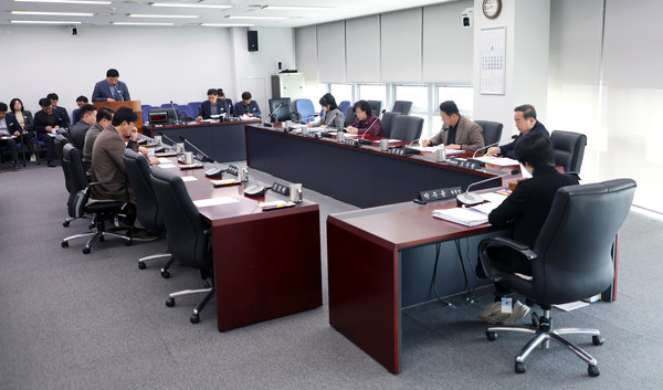 ▲ 성남시의회 '성남시 재개발·재건축 신속추진을 위한 특별위원회' 제6차 회의 개최 모습.