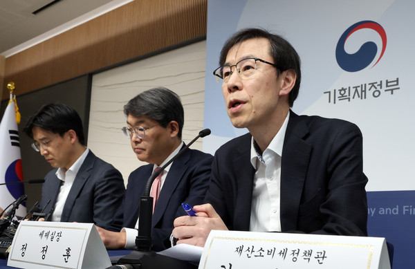 ▲ 유산취득세 주요 내용 설명하는 정정훈 세제실장. /뉴시스