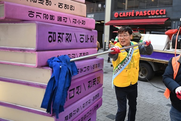 ▲ 김병전 의장 심곡2동 봄맞이 무단투기 취약지 환경정비 활동 참여 모습.