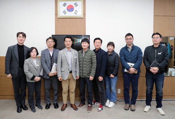 ▲ 이천시의회 '학교체육시설 개방 활성화' 위한 회의 참석자들이 기념촬영을 하고 있다.
